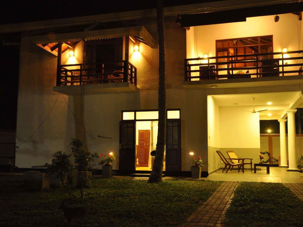 Helis Place Bed and Breakfast Unawatuna Esterno foto