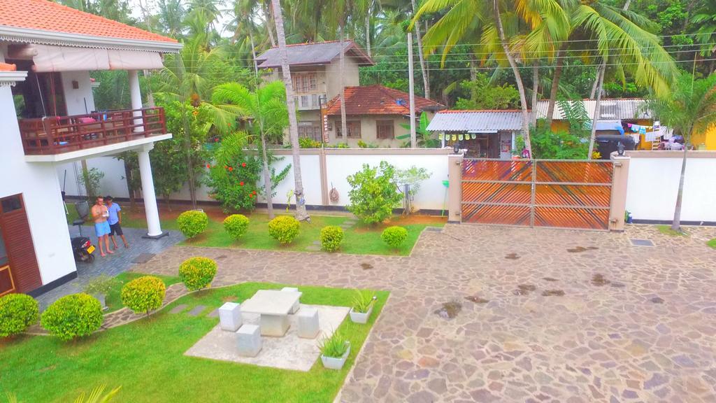 Helis Place Bed and Breakfast Unawatuna Esterno foto