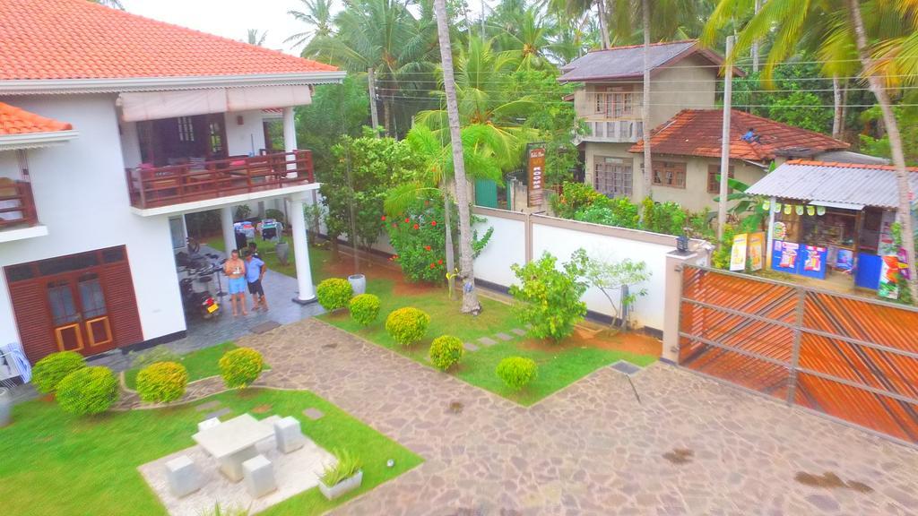 Helis Place Bed and Breakfast Unawatuna Esterno foto